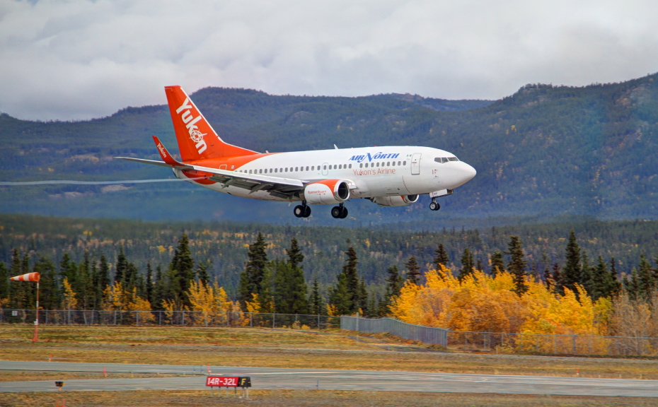Air North Boeing 737-55D C-FANF landing at Whitehorse, Yukon (YXY), on September 27, 2017