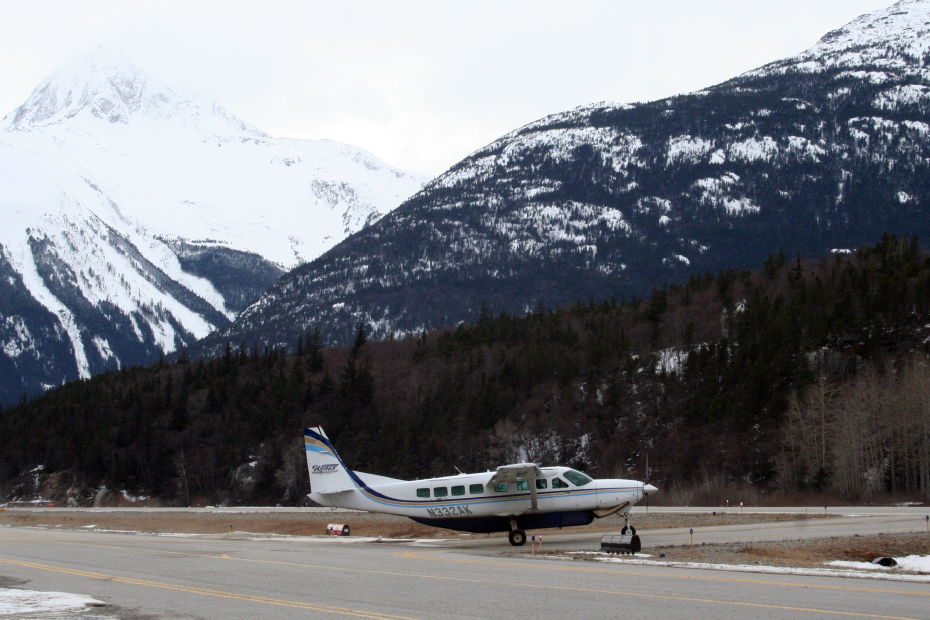 N332AK, a 1999 Cessna 208B at Skagway, Alaska